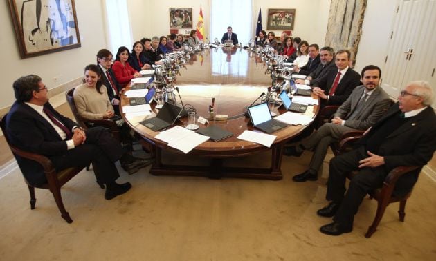 Sala de reuniones de La Moncloa durante el primer consejo de ministros del Gobierno de coalición del PSOE y Unidas Podemos en la XIV Legislatura. Asisten todos los miembros del Gobierno.