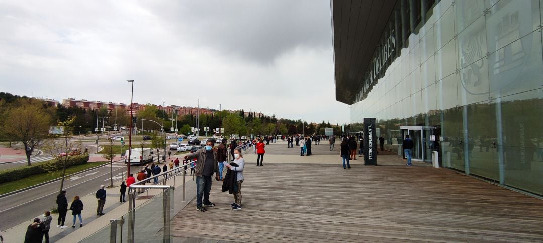 Colas para la vacunación contra el COVID-19 en el Centro Cultural Miguel Delibes