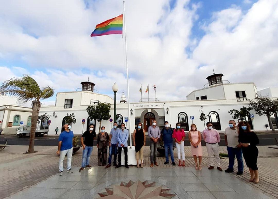 La alcaldesa de Arrecife junto a los portavoces de todos los grupos políticos, concejales y representantes de los colectivos Lgtbi en Lanzarote.