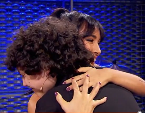 Aitana abraza al joven arandino Rodrigo Cuesta en La Voz Kids en el momento de elegirle para su equipo