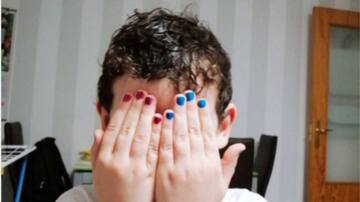Twitter le demuestra a un niño que pintarse las uñas no es "de niñas"