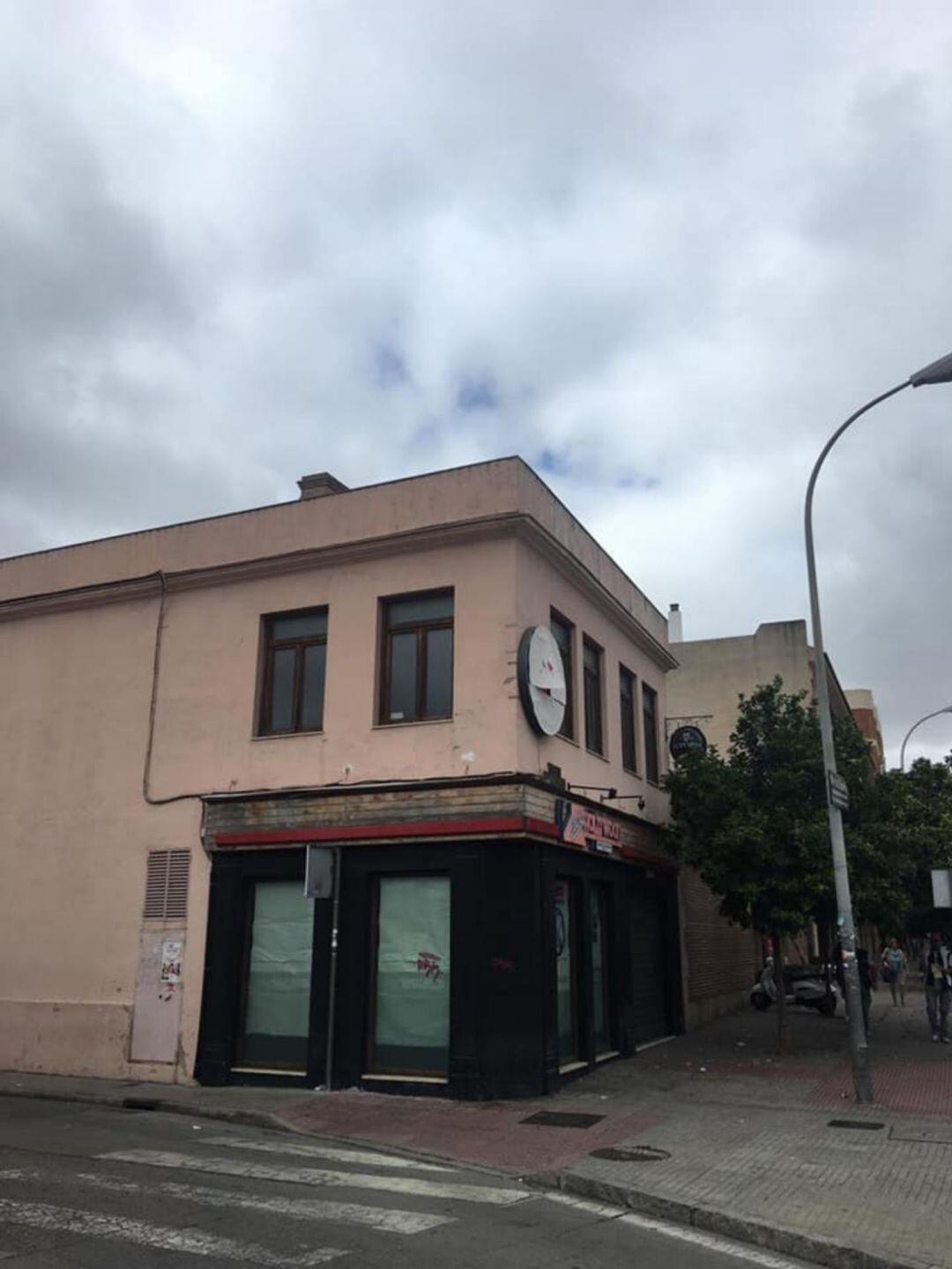 Exterior del local donde abrirá Tuétano Brasserie, en la esquina de Zaragoza con Paúl