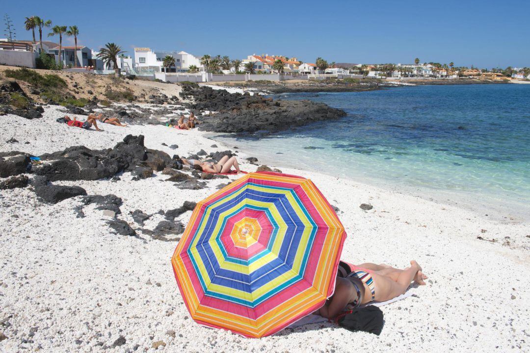 En la foto, turistas disfrutando de un día de playa en la localidad de Corralejo, en el norte de Fuerteventura