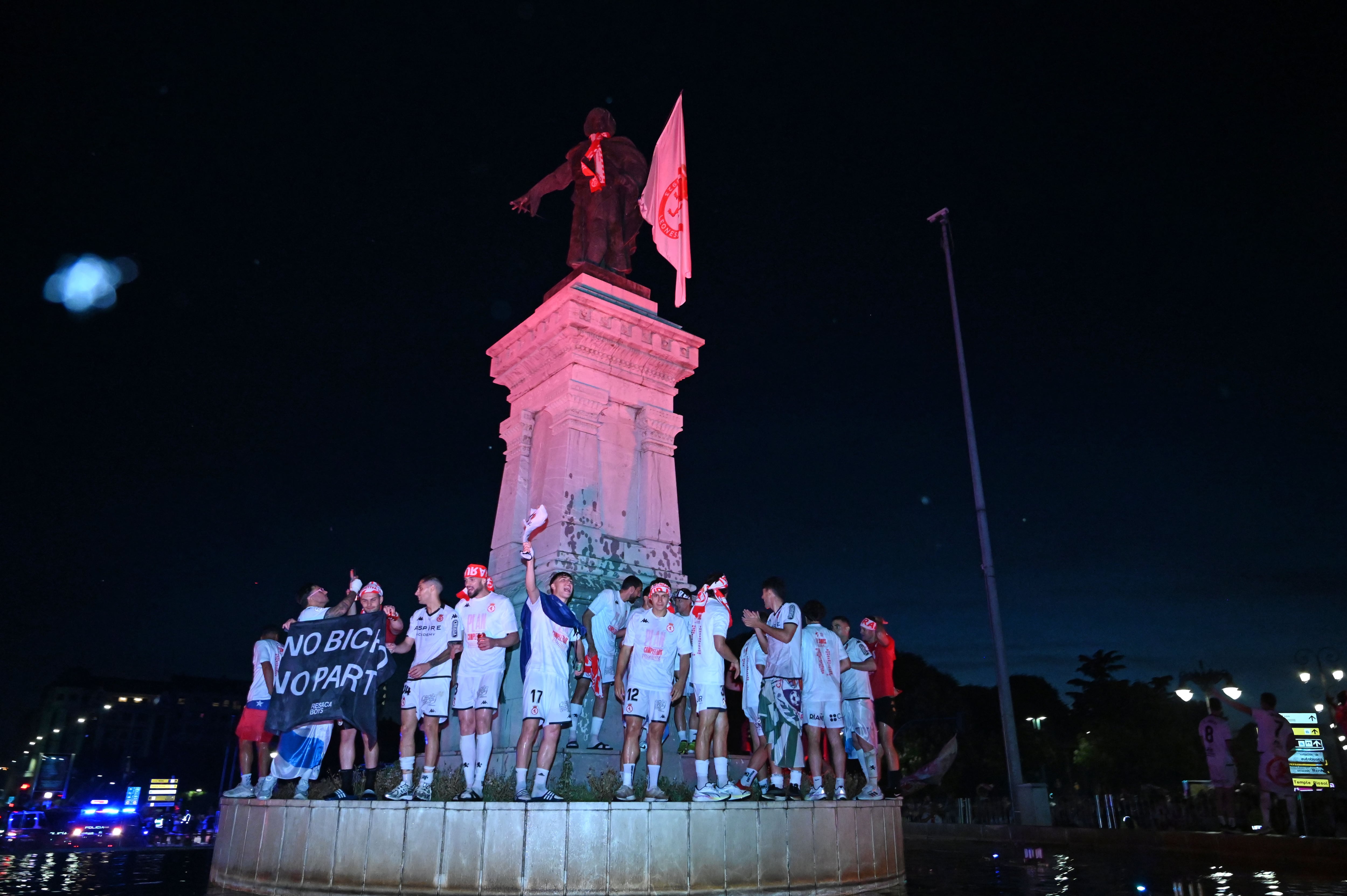 LEÓN, 24/05/2025.- Celebración del ascenso a Segunda División de la Cultural y Deportiva Leonesa este sábado en León. EFE/J.Casares
