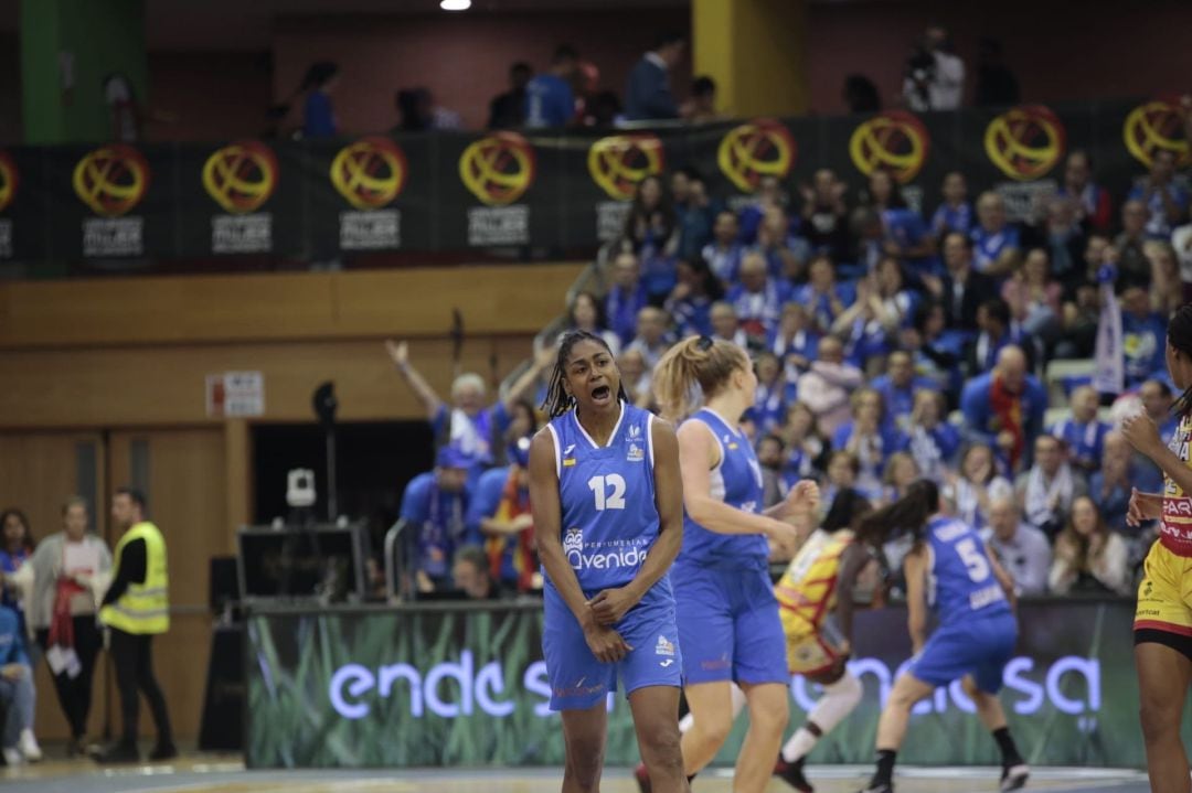 Tiffany Hayes, en una acción del partido ante Girona.