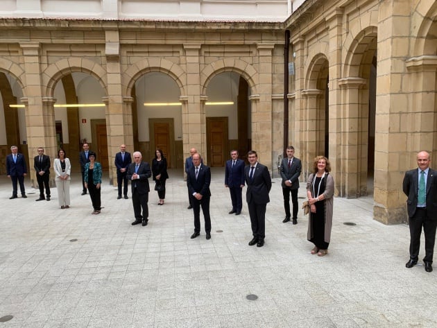 El nuevo equipo de gobierno de la Universidad de Deusto, guardando la distancia de seguridad en su foto protocolaria