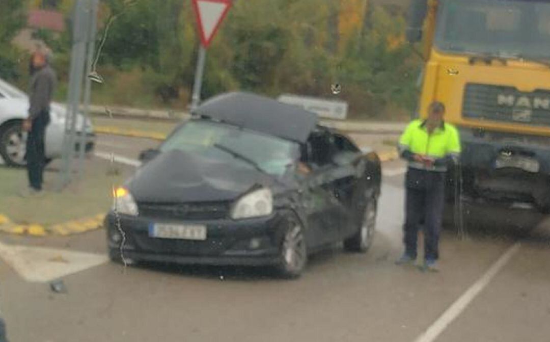 El vehículo implicado en el accidente en el cruce de la Ctra. de Palencia y la CL-619.