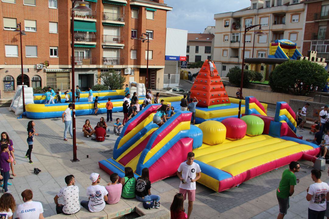 Hinchables y actividades infantiles en la Plaza Huerta Herrera durante una edición anterior de la festividad de San Miguel