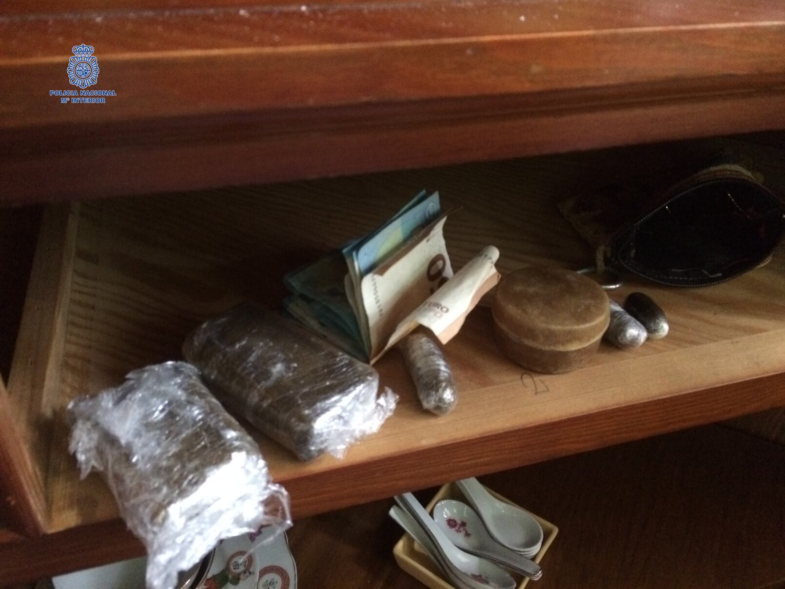 Droga i doblers incautats a la operació anti-droga a Ciutadella.