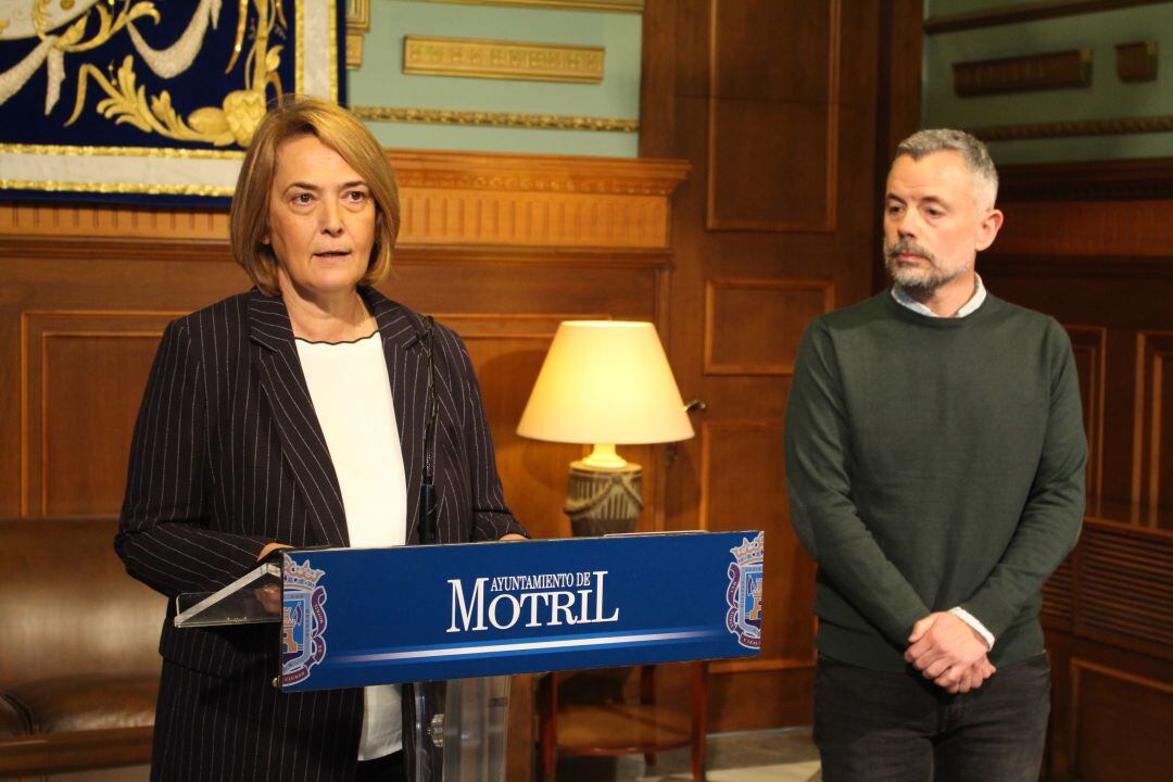 La alcaldesa de Motril, Luisa García Chamorro, y el teniente alcalde de Urbanismo, Nicolás Navarro anuncian medidas económicas