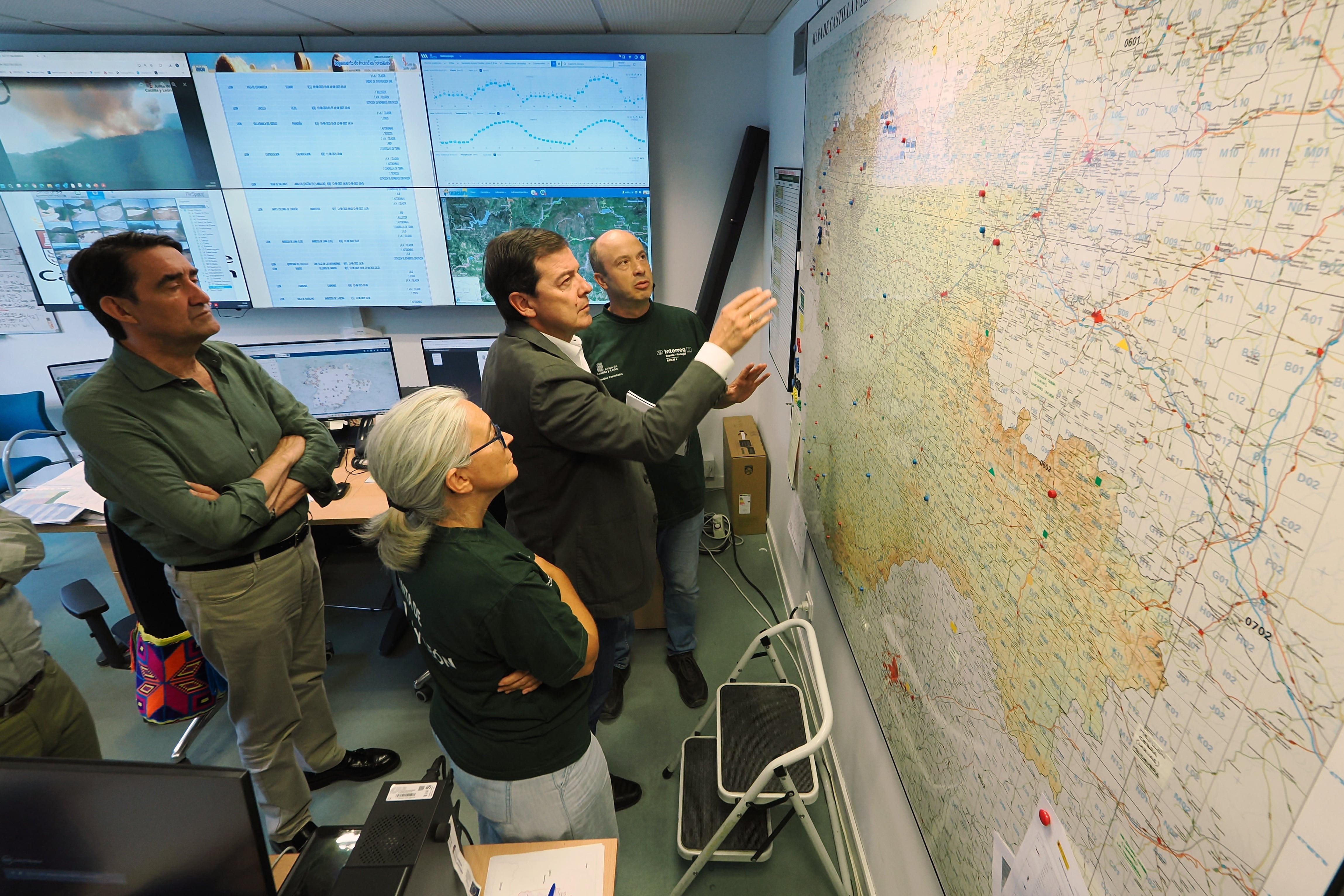 VALLADOLID (CASTILLA Y LEÓN), 14/08/2025.- El presidente de la Junta de Castilla y León, Alfonso Fernández Mañueco (2d), acude al Centro Autonómico de Mando para ver la evolución de los incendios forestales que asolan la comunidad este jueves, en Valladolid. EFE/R. GARCIA