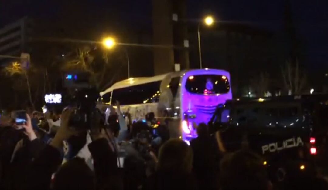 El recibimiento de la afición del Real Madrid al bus del equipo