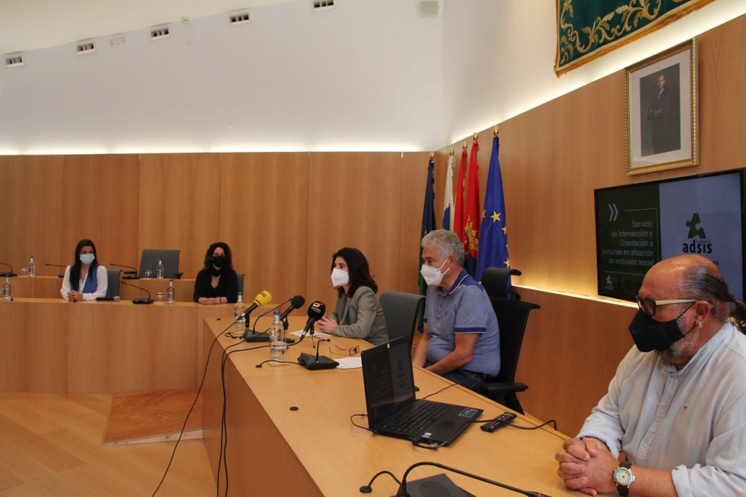 El acalde de Tías, José Juan Cruz, y el concejal de Bienestar Social, Nicolás Saavedra, junto a la responsable regional de la Fundación Adsis y las encargadas del proyecto.