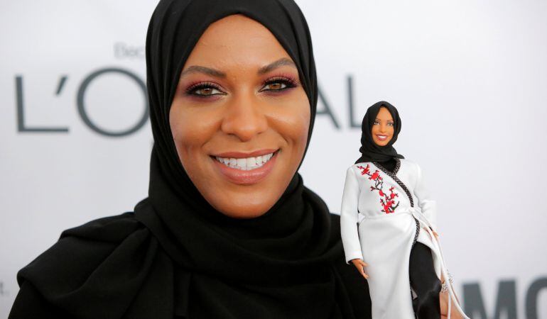 La olímpica Ibtihaj Muhammad junto a la primera Barbie con hijab.