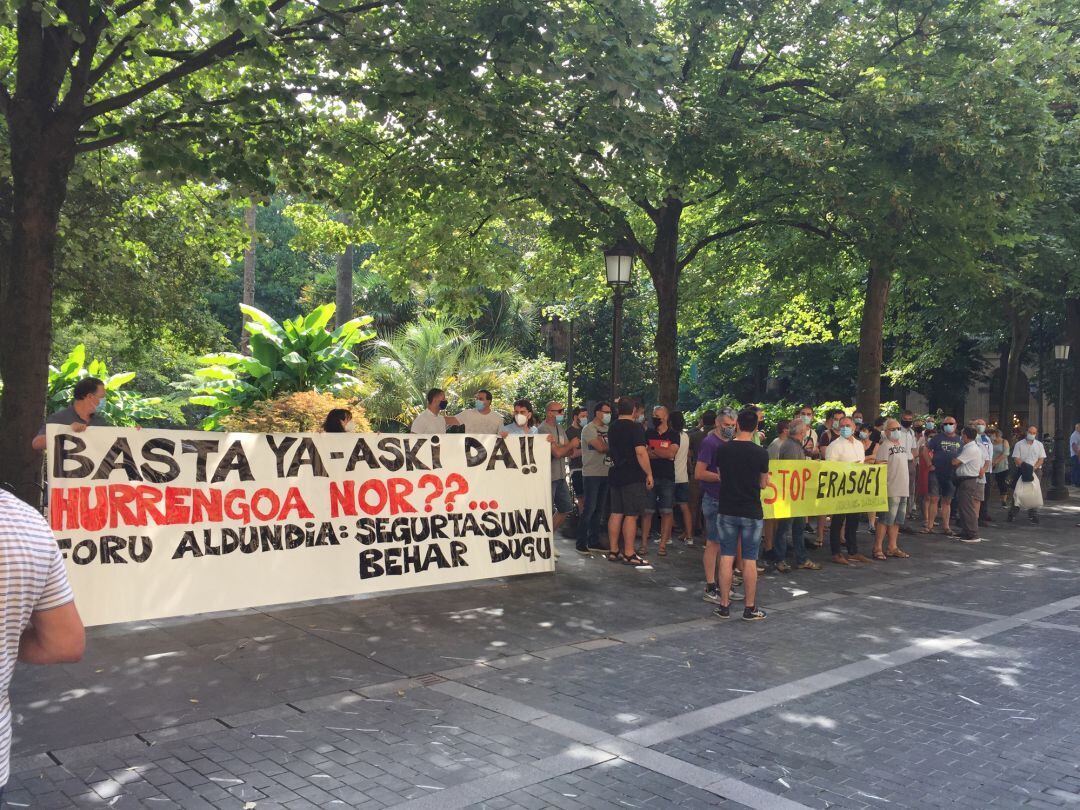 Trabajadores de Ekialdebus junto a representantes del sindicato LAB frente a la Diputación de San Sebastián