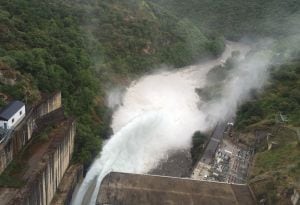 La confederación ha soltado 200 metros cúbicos de agua por segundo en cada una de las dos compuertas