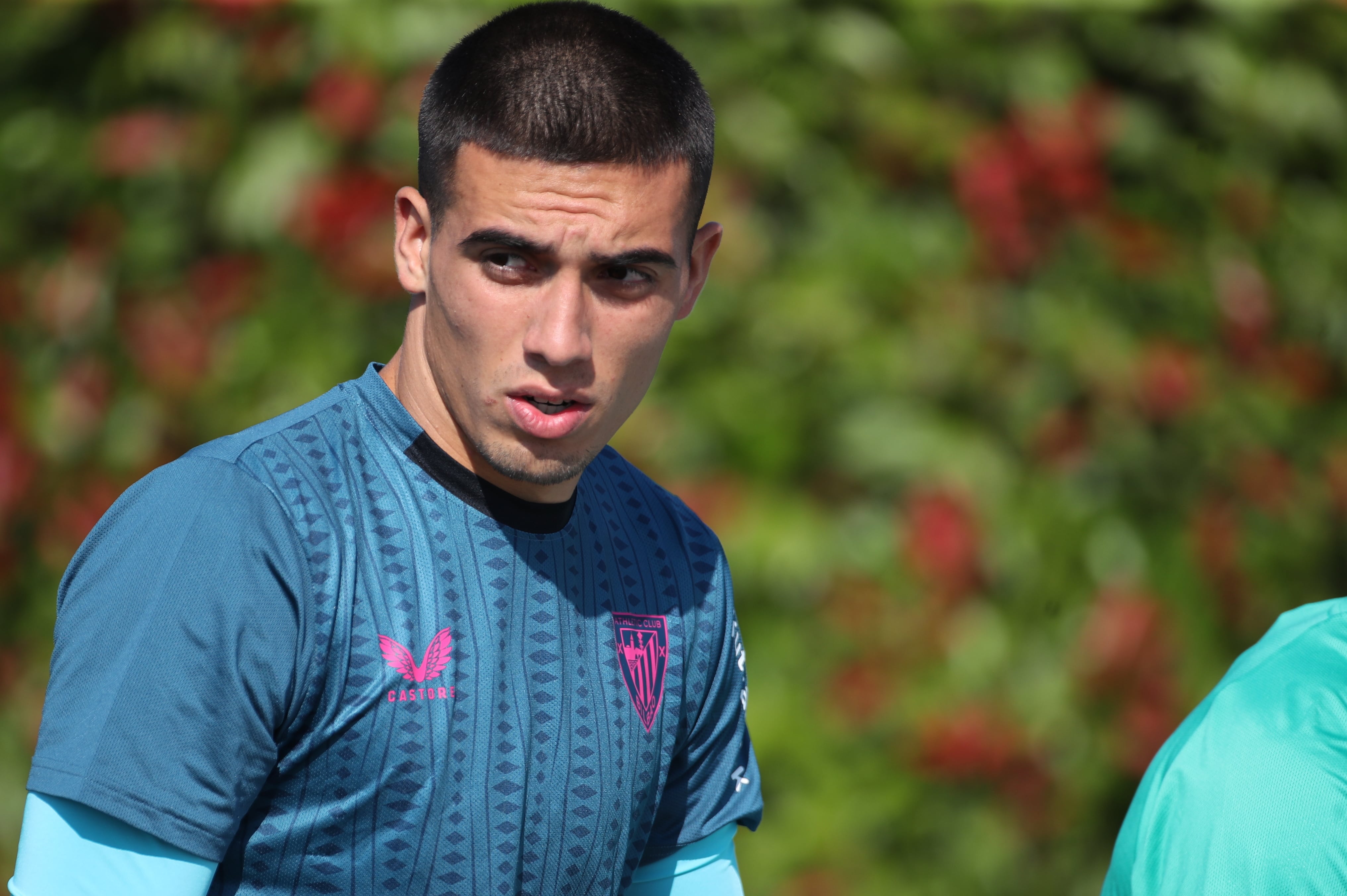 GRAFCAV5587. LEZAMA (BIZKAIA), 18/07/2024.-El portero del Athletic de Bilbao, Alex Padilla durante el entrenamiento este jueves en Lezama, el portero sube al primer equipo al estar lesionados los dos porteros del equipo bilbaíno. EFE/Luis Tejido