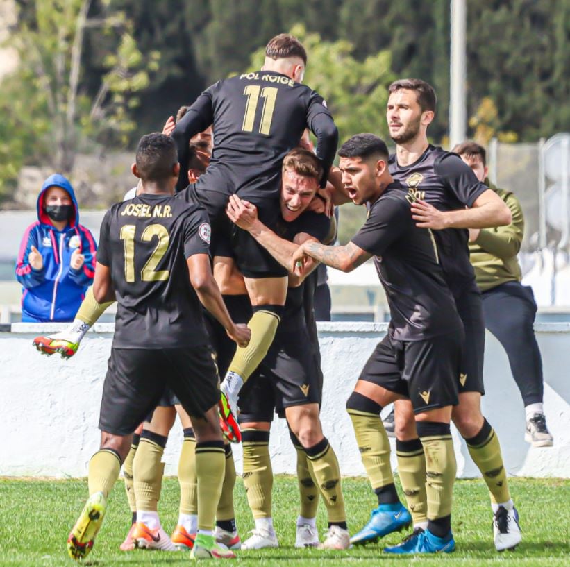 Los jugadores del Intercity celebran el gol de José Manuel