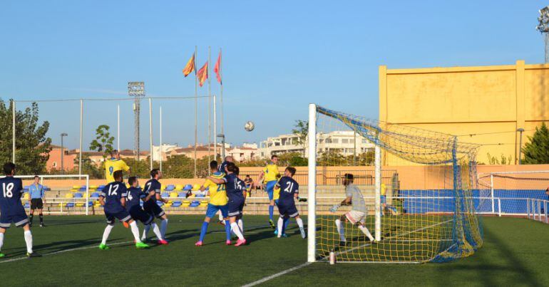 Panucci, jugador del Dénia, rematando a gol en el Diego Mena Cuesta.