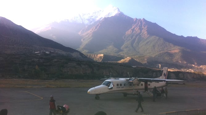 Vista del recóndito aeródromo de Jomsom, con el pico Nilgiri al fondo (6.946 metros)