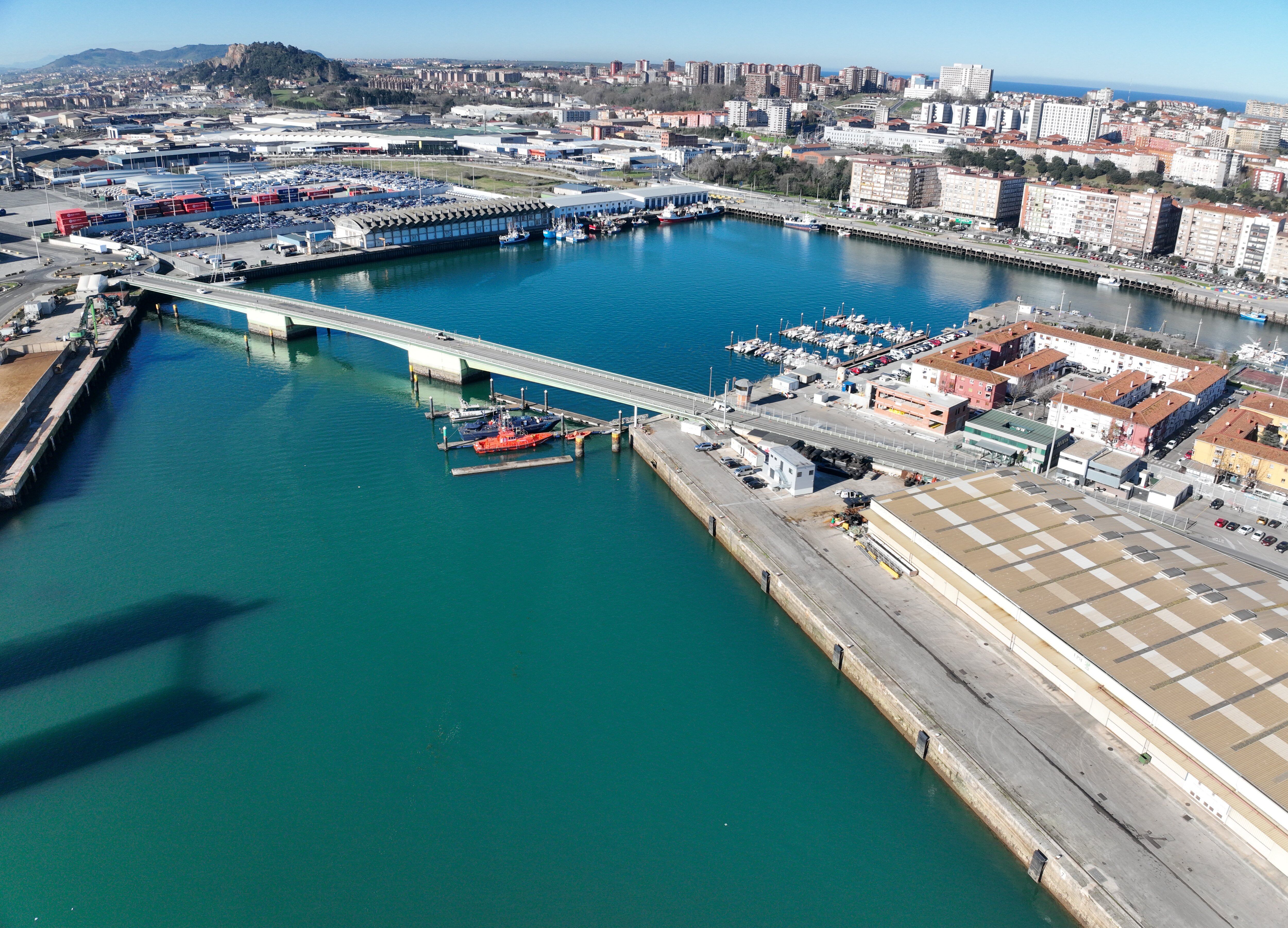 Restablecida la apertura del puente de Raos para el acceso de embarcaciones a la dársena de Maliaño