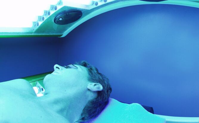 Los jóvenes que comienzan a utilizar las camas de bronceado antes de los 35 años tienen un 20% más de posibilidades de desarrollar el cáncer en la piel.