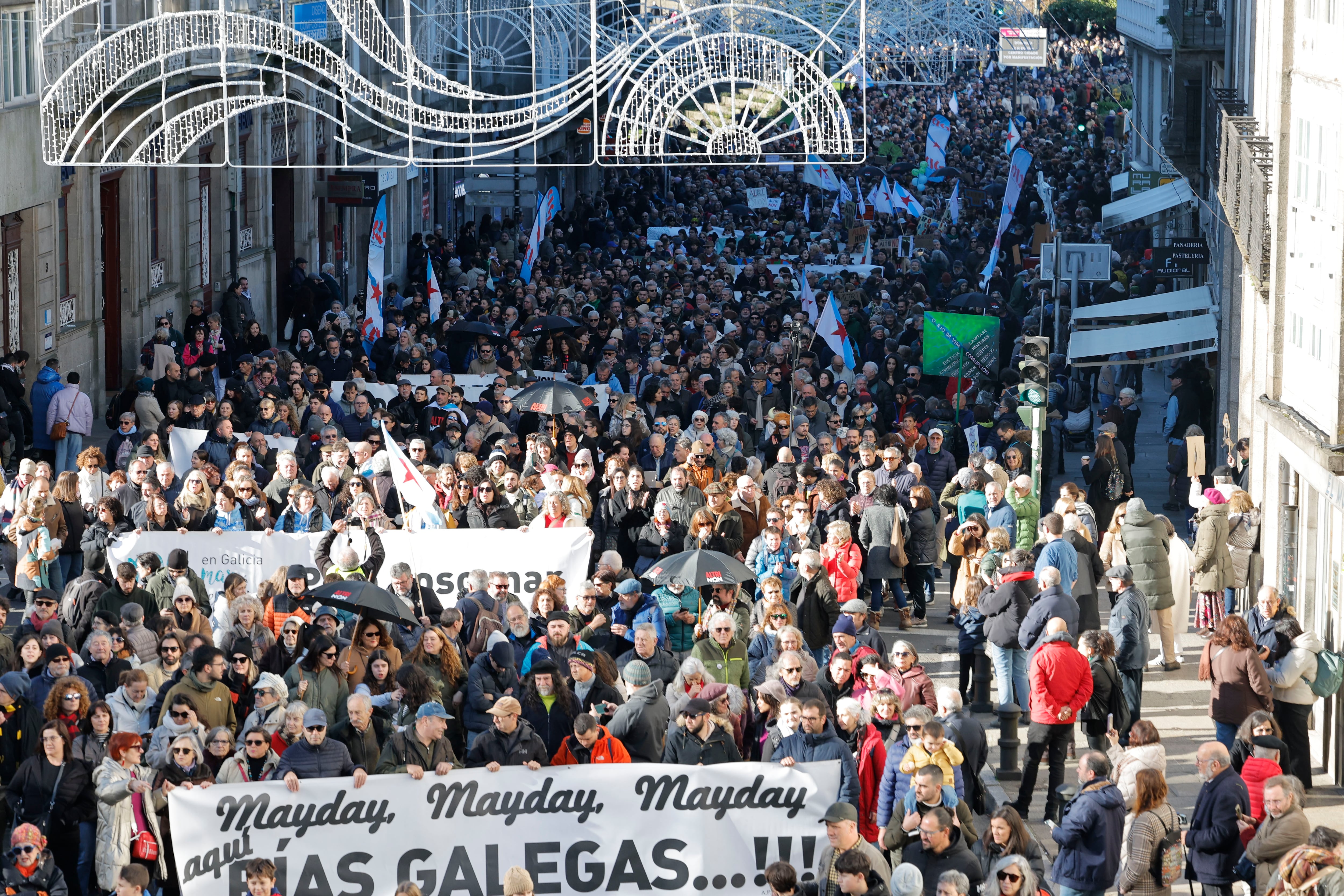 SANTIAGO DE COMPOSTELA, 15/12/2024.- Las plataformas Ulloa Viva y En Defensa da Ría de Arousa convocan una nueva manifestación, que cuenta con el respaldo de medio centenar de organizaciones sociales, sindicales y políticas, contra la instalación de una planta de microcelulosa en Palas (Lugo), impulsada por Greenfiber, filial de la portuguesa Altri y la gallega Greenalia, este domingo en Santiago de Compostela. EFE/Lavandeira jr
