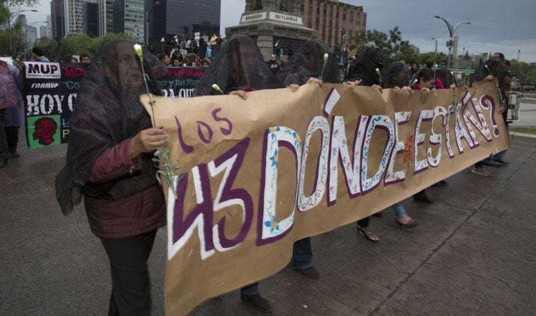 Un grupo de madres protesta por la desaparición de los estudiantes mexicanos