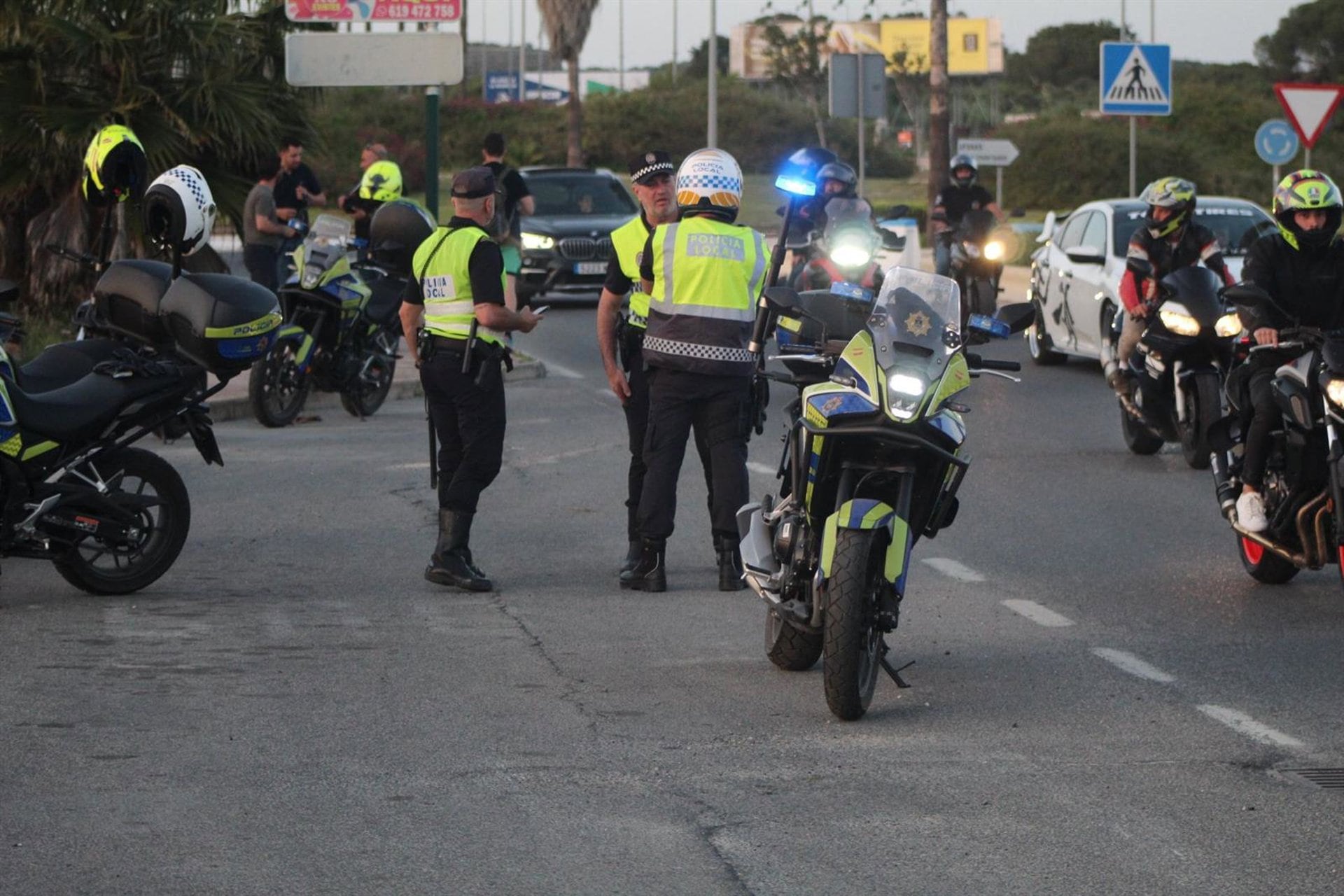 Policía Local de El Puerto durante la 'motorada'