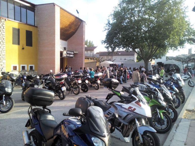 Motos aparcadas en la zona de la Plaza de Toros en la concentración de motos de 2015