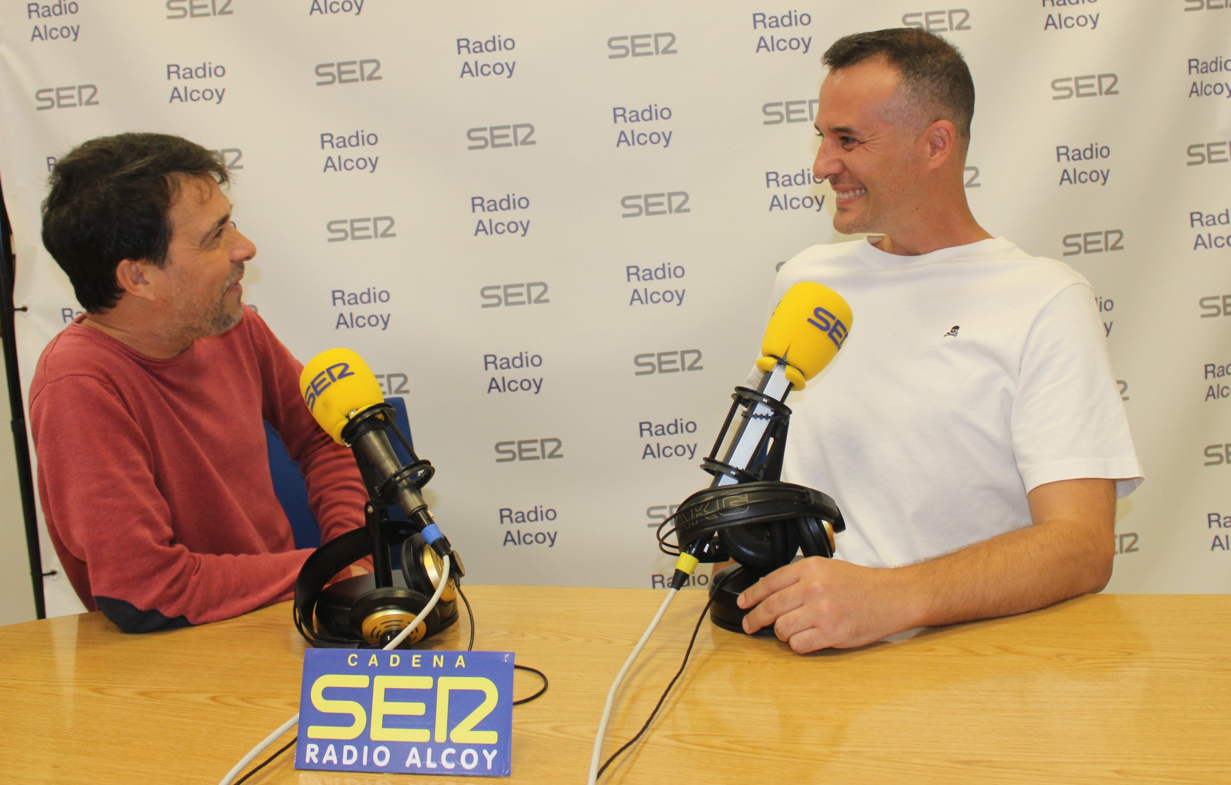 Momento de la entrevista con Carlos Pla , exjugador del Alcoyano, que superó un cáncer gracias al fútbol