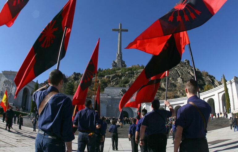 Miembros de Falange en un homenaje a Francisco Franco en el Valle de los Caídos