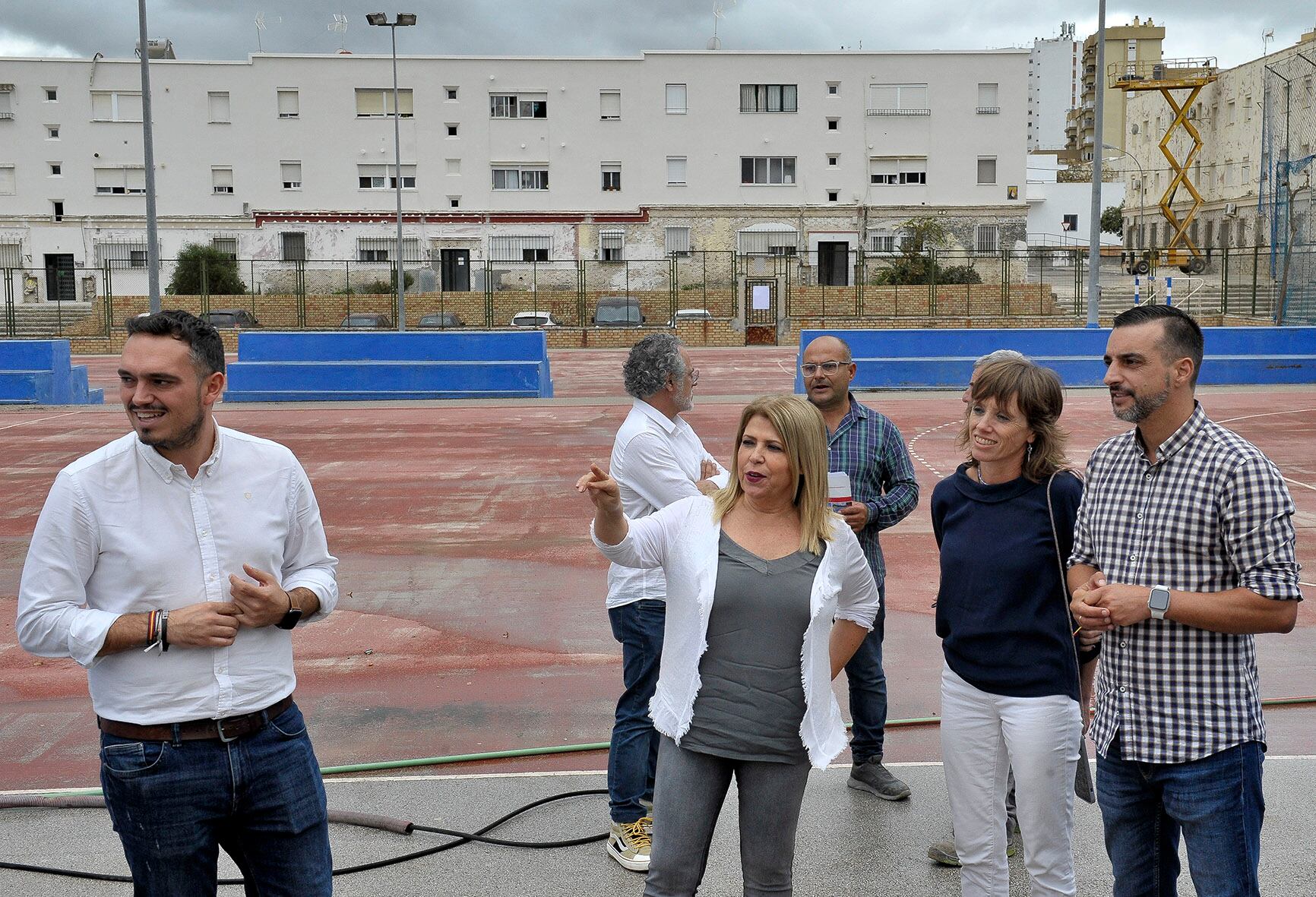 Mamen Sánchez durante su visita a la Barriada de La Asunción
