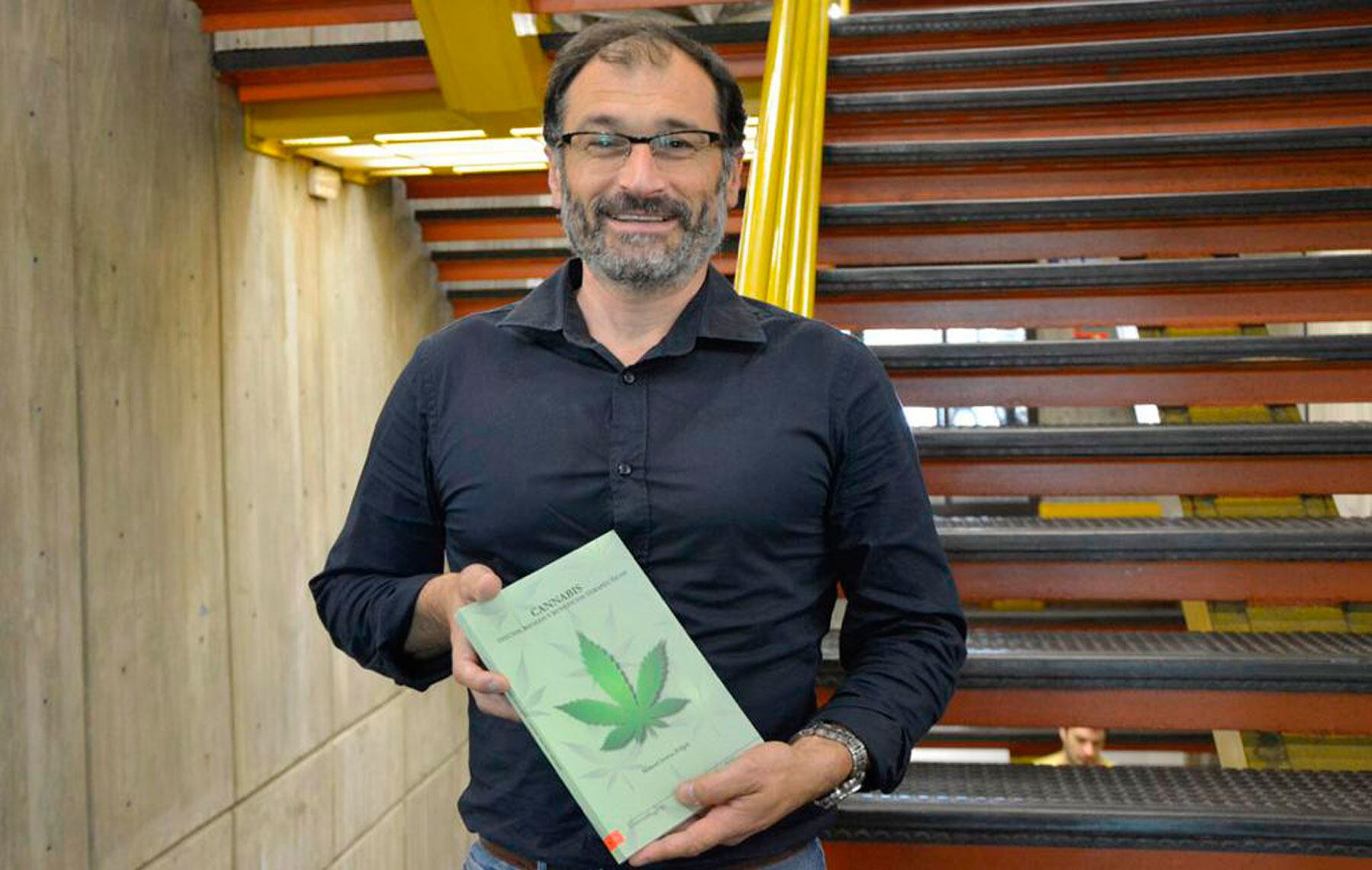 Manuel Isorna con uno de sus libros dedicados a la temática del cannabis