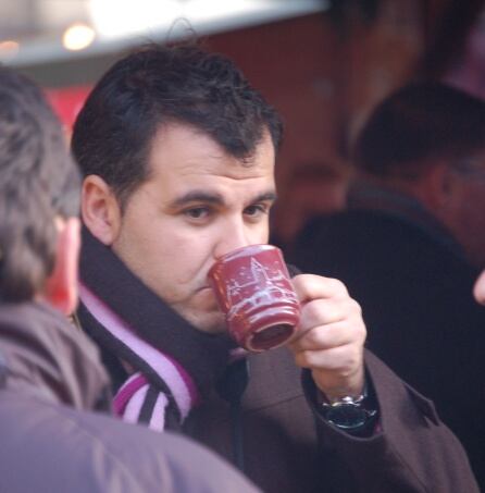 Mario con una taza de Glühwein, el imprescindible vino especial de Navidad, en Manchester.