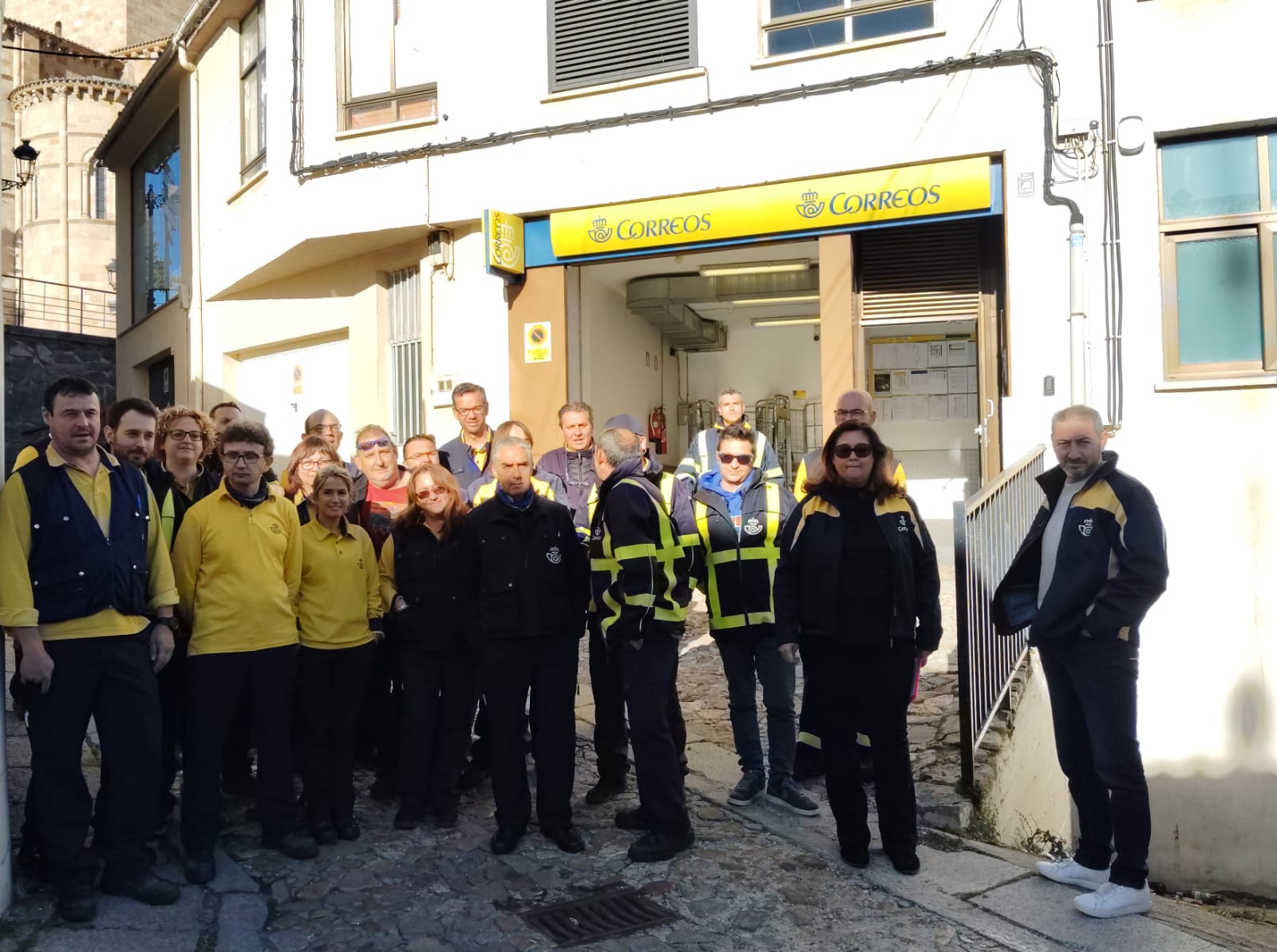 Los trabajadores se han concentrado a las puertas de la Unidad de Reparto ubicada en la calle Valseca