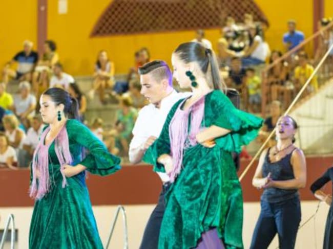 Momento de la actuación de la Academia de Toni Mula