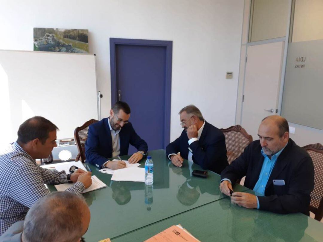 Un momento de la firma del convenio entre el alcalde de La Línea, Juan Franco y responsables de la empresa RECALTE, para la remodelación del Parque Princesa Sofía de La Línea.