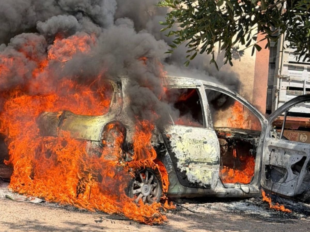 Un coche queda totalmente calcinado tras incendiarse junto a una vivienda en Vinarós