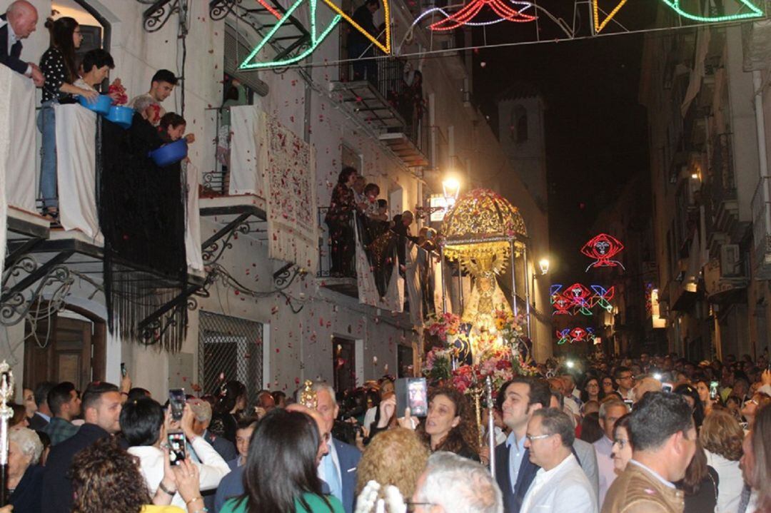 La Virgen es recibida con una gran lluvia de petalos