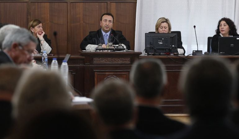 Vista de la sala de la Audiencia hoy en Sevilla, momentos antes de la suspensión del juicio