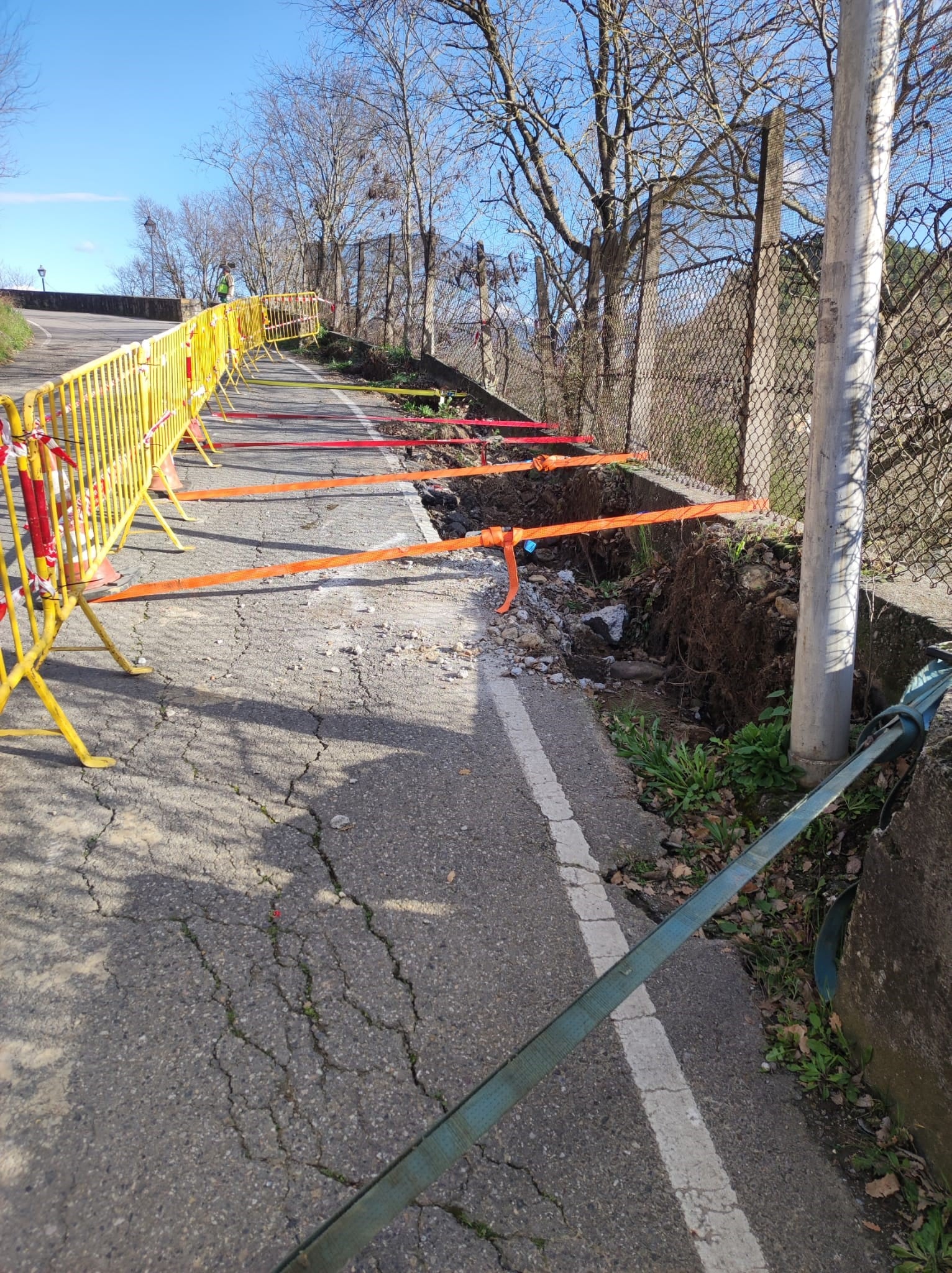 Intervención del Ayuntamiento de Aínsa para asegurar la valla