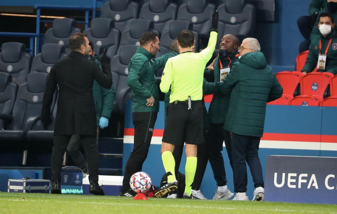 Pierre Webó, segundos antes de marcharse del campo