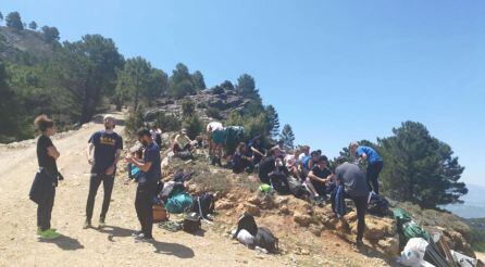 Los deportistas tras la prueba de orientacion en las inmediaciones del monasterio de Montesión