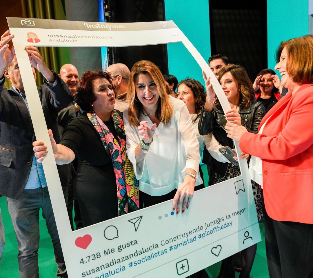 La secretaria general del PSOE de Andalucía, presidenta de la Junta y candidata a la reelección, Susana Díaz (c), celebra hoy en Granada el acto de inicio de la campaña de las Elecciones Autonómicas del 2 de diciembre.