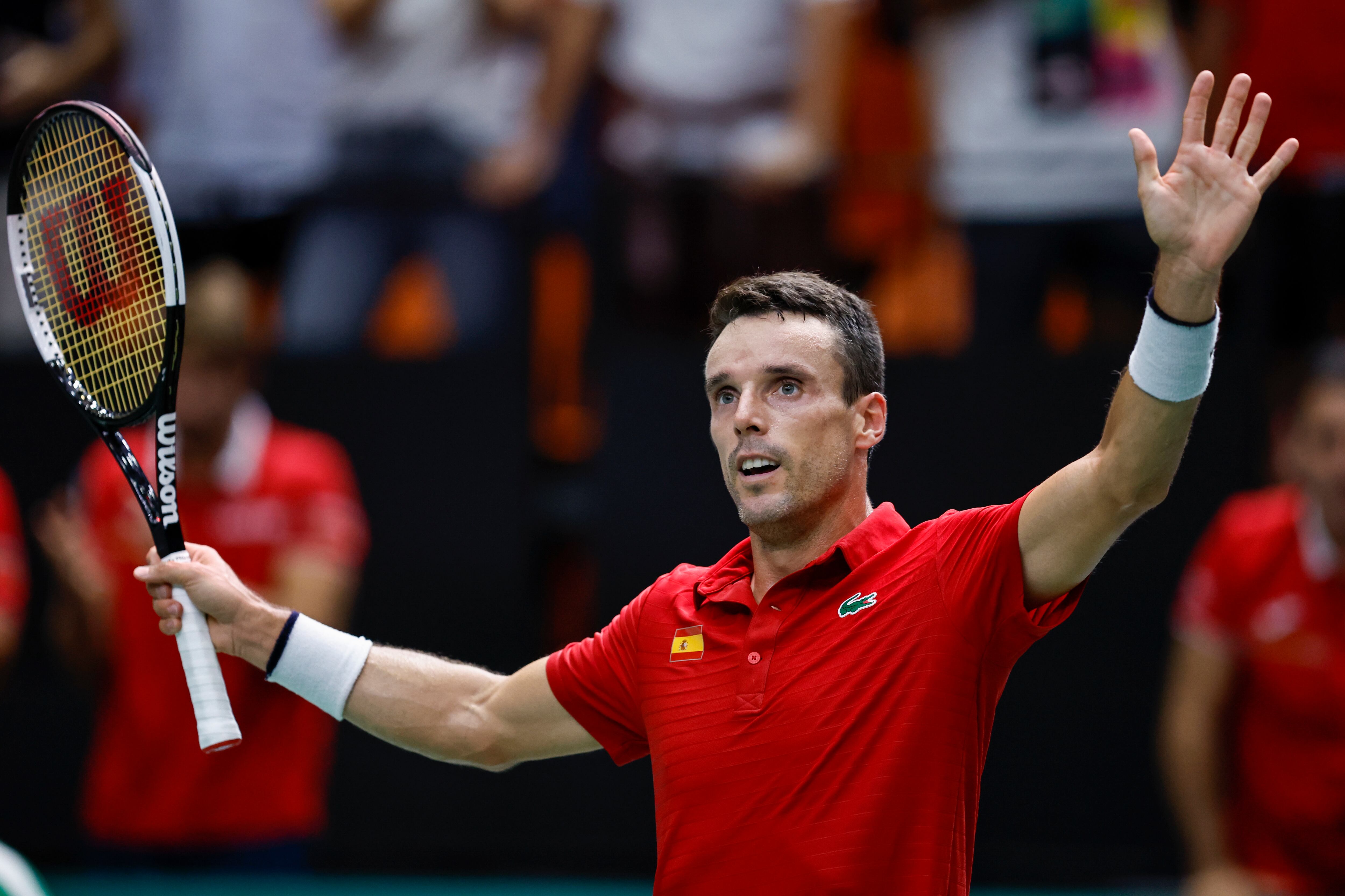 El jugador del equipo español de Copa Davis, Roberto Bautista, saluda al finalizar el primer partido de individuales de la última jornada de la fase final de grupos que ha jugado este domingo en el pabellón Fuente San Luis contra el de la República de Corea, Seong-Chan Hong.