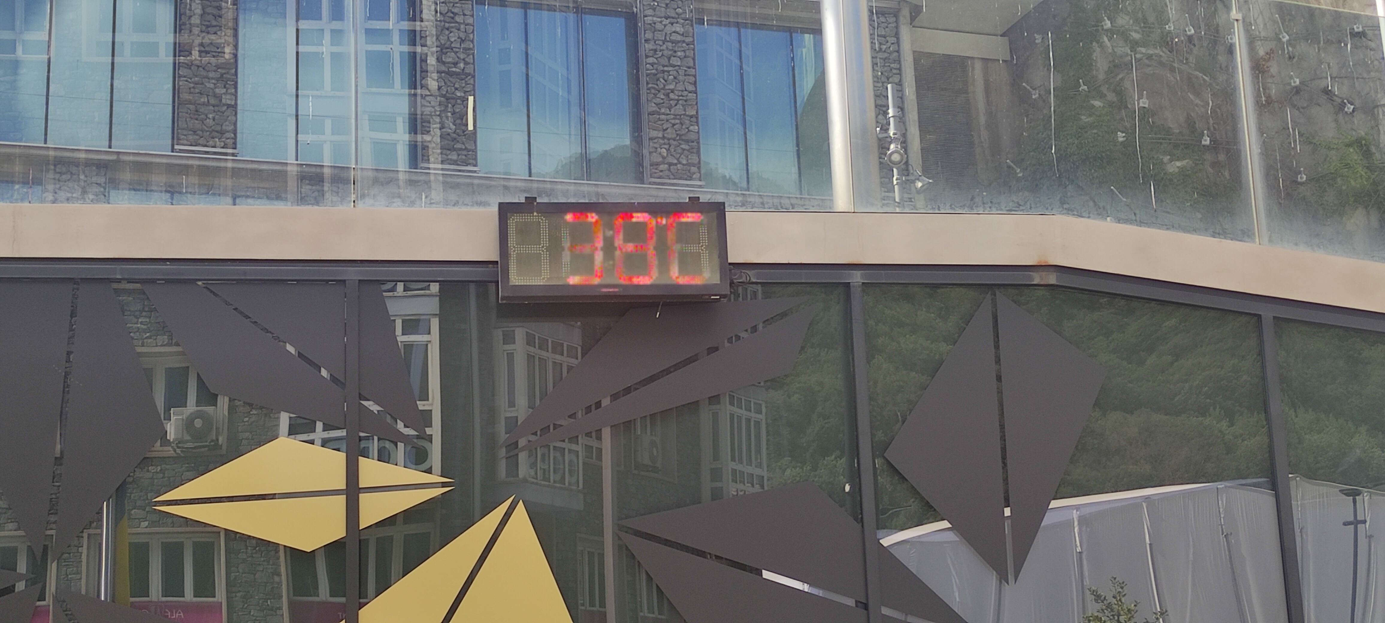 El termòmetre de la plaça Lídia Armengol marcant 38 graus aquest dimarts a primera hora de la tarda, en el dia més calorós del què portem d'estiu.
