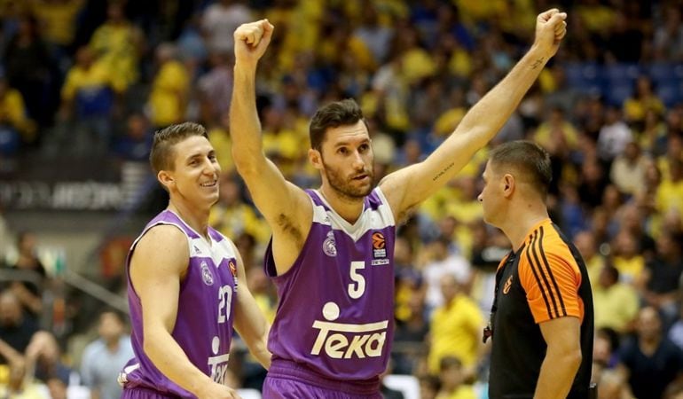 Jaycee Carroll y Rudy Fernández celebran la victoria de Tel Aviv.