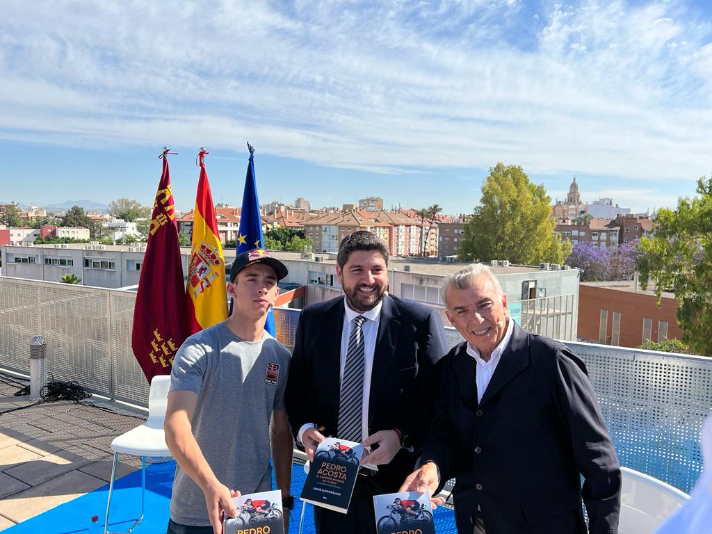 Pedro Acosta, Fernando López Miras y Jaime Alguersuari en la presentación del libro sobre el piloto murciano