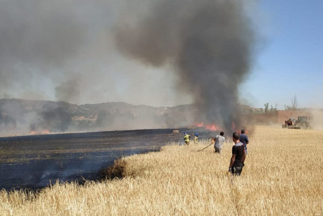 Momento de la lucha contra el incendio en Sanzoles